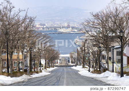 冬の八幡坂と函館港 北海道函館市 冬の八幡坂と函館港 北海道函館市 87290747