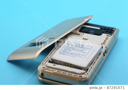 古い携帯電話とバッテリー 87291071
