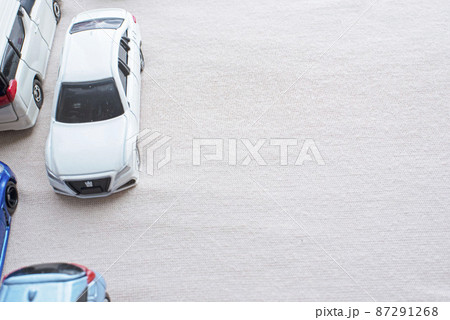 左側で走っている左側通行で運転するミニカー 左側で走っている左側通行で運転するミニカー 87291268