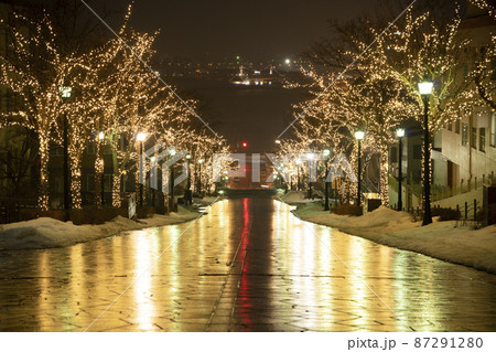夜の八幡坂とイルミネーション 北海道函館市 夜の八幡坂とイルミネーション 北海道函館市 87291280