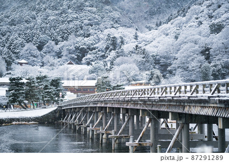 雪の嵐山渡月橋 87291289