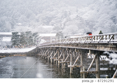 雪の嵐山渡月橋 87291291