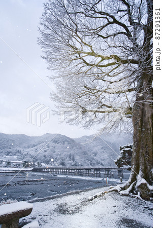 雪の嵐山渡月橋 87291361