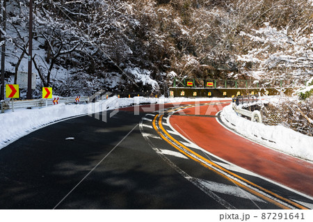 東京都　奥多摩周遊道路　積雪のため通行止め 87291641
