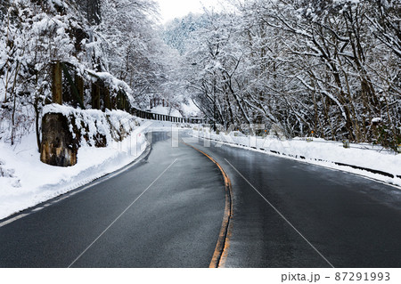 東京都　奥多摩周遊道路　積雪のため通行止め 87291993