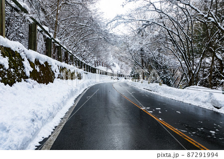 東京都　奥多摩周遊道路　積雪のため通行止め 87291994