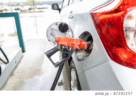 ガソリンを給油している乗用車 87292257