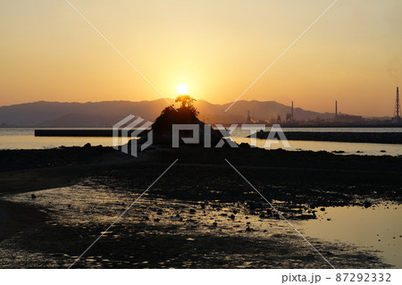笠岡のモン・サン＝ミシェルと夕日1　岡山県笠岡市 87292332