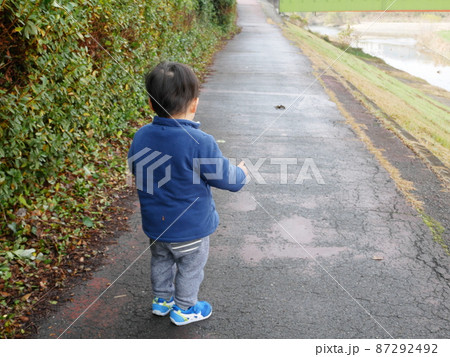 子供 後ろ姿 子供 後ろ姿 87292492