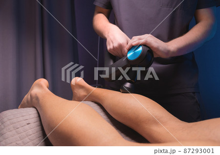 Percussion massage on the back of the leg. Massage the back of the thigh and the back of the calf muscles. Working as a percussion massager 87293001