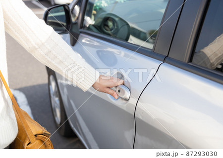 車の助手席を開けようとする女性 車の助手席を開けようとする女性 87293030