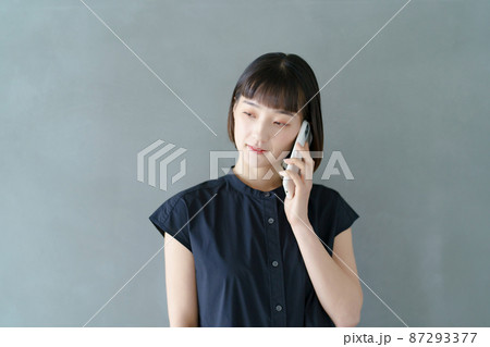 真顔で通話する女性 87293377