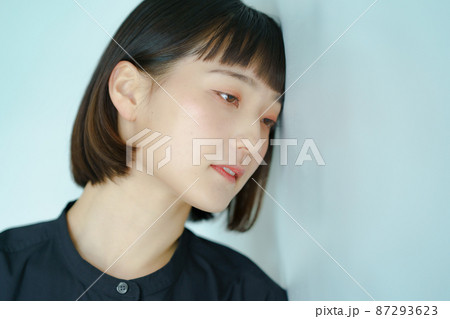 若い女性のポートレート 87293623
