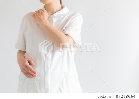 働く妊婦 肩をおさえる看護師 働く妊婦 肩をおさえる看護師 87293664