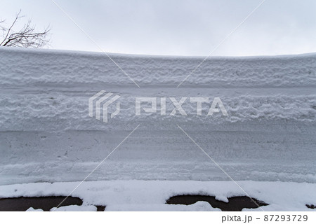雪壁・雪の壁・白背景(冬イメージ) 雪壁・雪の壁・白背景(冬イメージ) 87293729