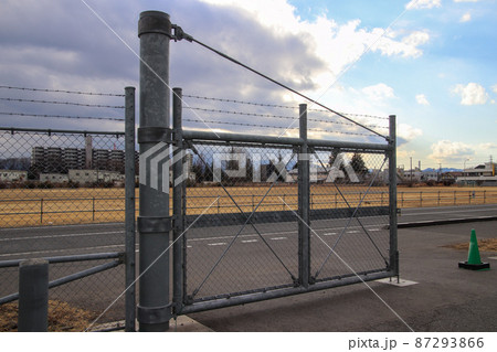 基地のフェンスと門扉 87293866