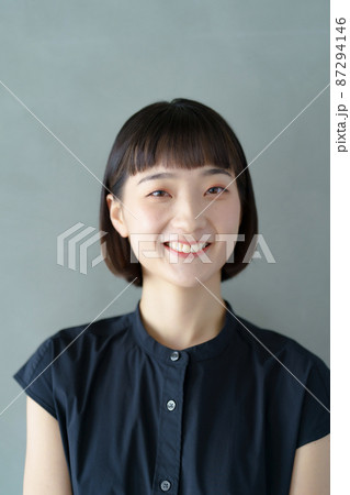 笑顔の若い女性のポートレート 87294146