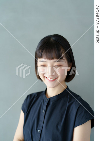 笑顔の若い女性のポートレート 笑顔の若い女性のポートレート 87294147
