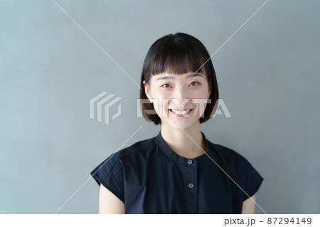 笑顔の若い女性のポートレート 笑顔の若い女性のポートレート 87294149