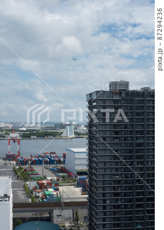 東京都品川区の第一ホテル東京シーフォートから観える品川ふ頭と飛行機 87294236