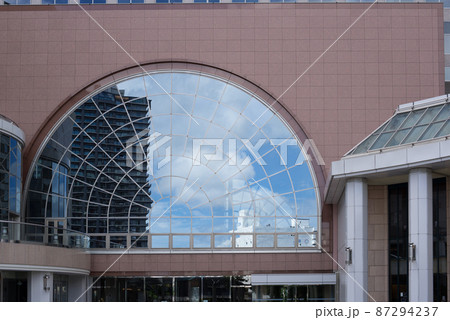 東京都品川区の第一ホテル東京シーフォートに反射する青空 東京都品川区の第一ホテル東京シーフォートに反射する青空 87294237