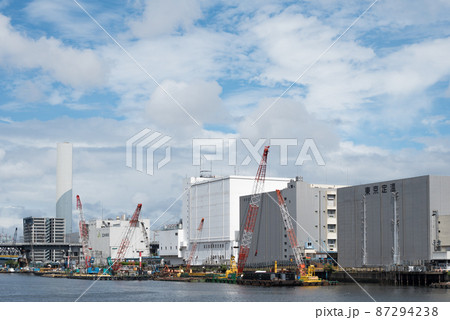 東京都品川区の天王洲アイル第一水辺広場（ボードウォーク）のクレーンと青空 87294238