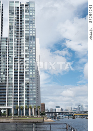 東京都品川区の天王洲アイル第一水辺広場（ボードウォーク）の橋とビル 87294241