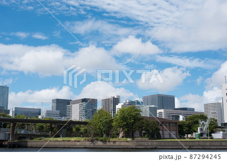 東京都品川区の天王洲アイル第一水辺広場（ボードウォーク）のモノレールと青空 87294245