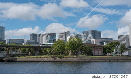 東京都品川区の天王洲アイル第一水辺広場(ボードウォーク)のモノレールと青空 東京都品川区の天王洲アイル第一水辺広場(ボードウォーク)のモノレールと青空 87294247