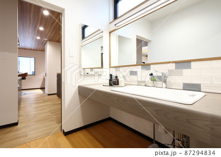 デザイナーズハウス お洒落な洗面脱衣室 87294834