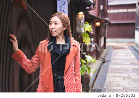 金沢を観光する若い女性 金沢を観光する若い女性 87295502