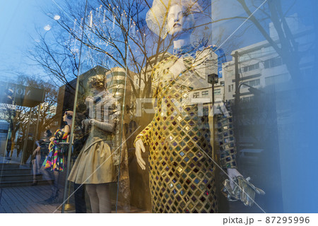 マネキン ショーウィンドウ ガラス 映り込み ファッション マネキン ショーウィンドウ ガラス 映り込み ファッション 87295996