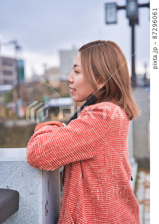 橋の上で黄昏る若い女性 橋の上で黄昏る若い女性 87296061