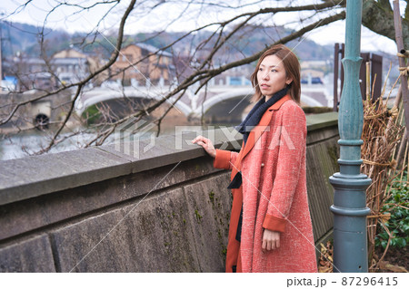 金沢の浅野川沿いを散歩する若い女性 金沢の浅野川沿いを散歩する若い女性 87296415