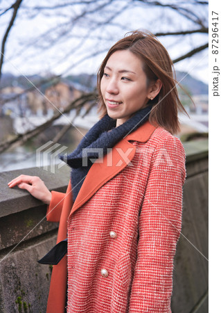 金沢の川沿いを散歩する若い女性 金沢の川沿いを散歩する若い女性 87296417