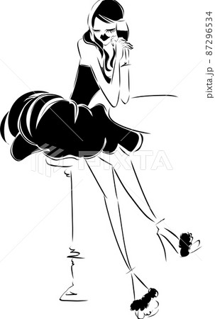 カウンターでワインを飲む女性 87296534