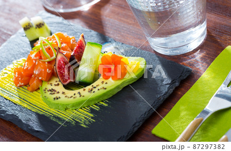 Tuna tartare with avocado and spicy mango sauce 87297382