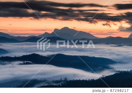 Sunrise over mountain range and sea of fog flowing on hill in national park 87298217