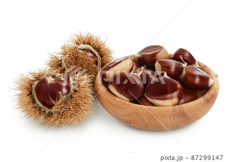 opened sweet chestnut in wooden bowl isolated on white 87299147