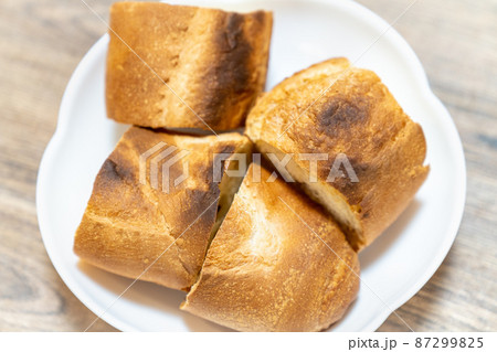 美味しそうなパンの写真。朝食のイメージ。 87299825