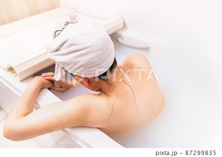 入浴中の女性の写真。リラックスしているイメージ。 入浴中の女性の写真。リラックスしているイメージ。 87299835