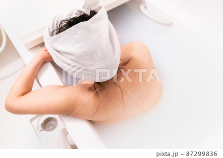 入浴中の女性の写真。リラックスしているイメージ。 87299836