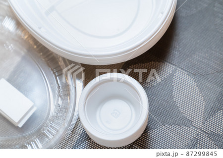 プラスチック容器の写真。環境問題のイメージ。 プラスチック容器の写真。環境問題のイメージ。 87299845