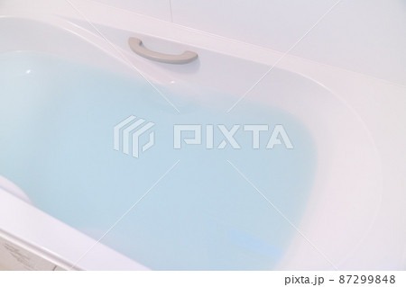 お湯がはられた風呂の写真。バスタイムのイメージ。 お湯がはられた風呂の写真。バスタイムのイメージ。 87299848