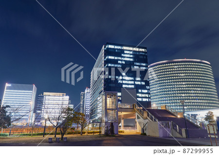都市夜景　横浜みなとみらいのオフィス街 87299955