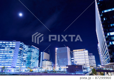 都市夜景　横浜みなとみらいのオフィス街 87299960