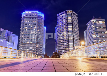 横浜　みなとみらいの住宅街の夜景 87300016
