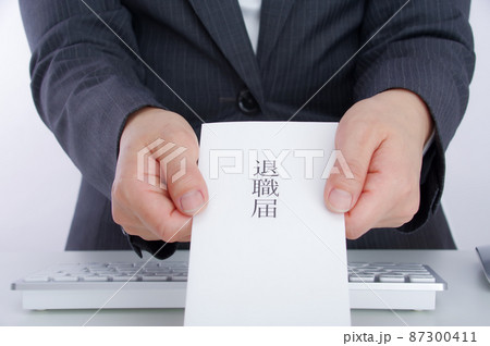 退職届を持つ女性 87300411