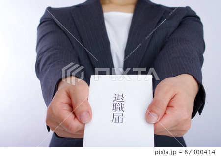 退職届を持つ女性 87300414