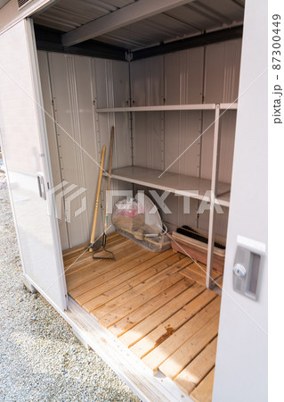 一軒家の屋外にある物置 一軒家の屋外にある物置 87300449